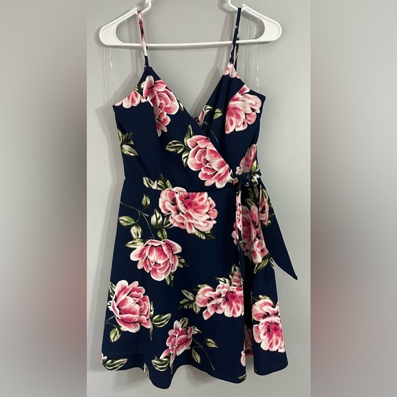 NWT Francesca’s Trixxi wrap tie mini dress in navy with pink flowers size medium - Picture 1 of 8